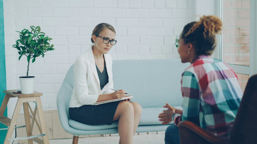 A Las Vegas nutritionist conducting a one-on-one nutritional counseling session to develop a personalized health plan.