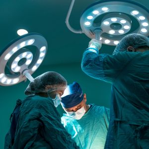 Medical team performing a cholecystectomy, representing the journey of living and staying healthy without a gallbladder